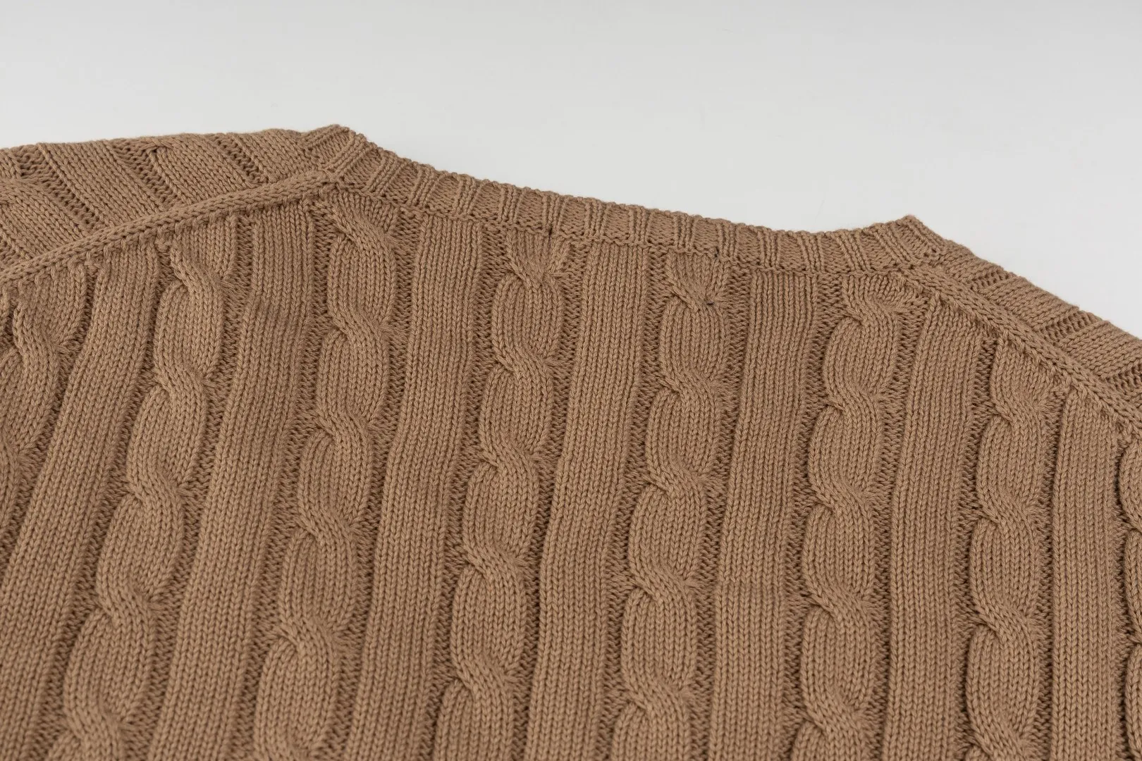 P210 #R90 RALPH LAUREN Thirteen colors of Ralph Lauren classic small label embroidery V-neck pullover cable cardigan sweater women's top, high-density LOGO embroidery on the chest, original customization of tag accessories. Made of pure cotton yarn, pure cotton is skin-friendly and comfortable, small label war horse embroidered twist button V-neck sweater🐎High quality, follow the blogger to learn how to wear it! Let’s buy a Ralph Lauren cable sweater. It’s a super hard-to-find series after it became popular. It’s hard to find one on the official website. It’s simple and practical to wear, with a lazy and loose feel. The thickened fabric has more texture, feels soft and delicate, and has a loose fit. Whether worn alone or layered, you can wear different styles of fashion with just one piece!   Size： Sleeve length: 60/61/62/63
